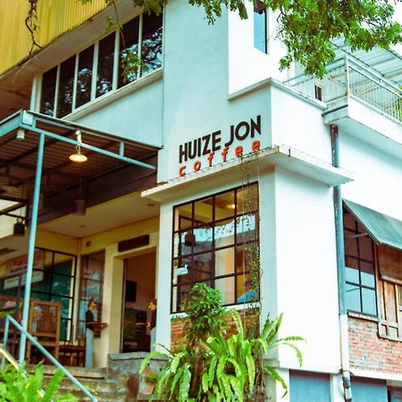 Huize Jon Hostel Malang Eksteriør billede