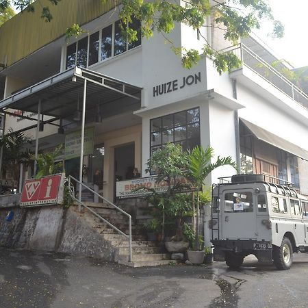 Huize Jon Hostel Malang Eksteriør billede