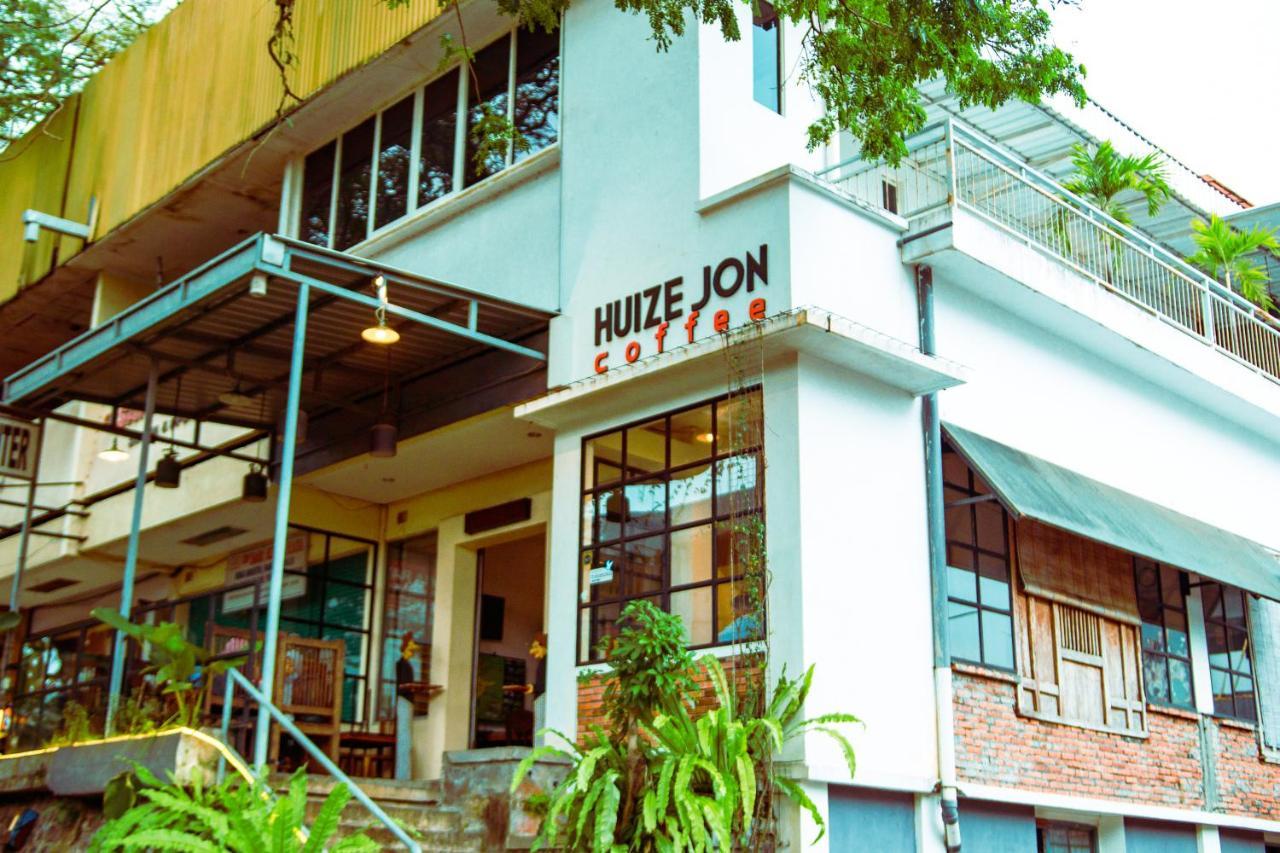Huize Jon Hostel Malang Eksteriør billede