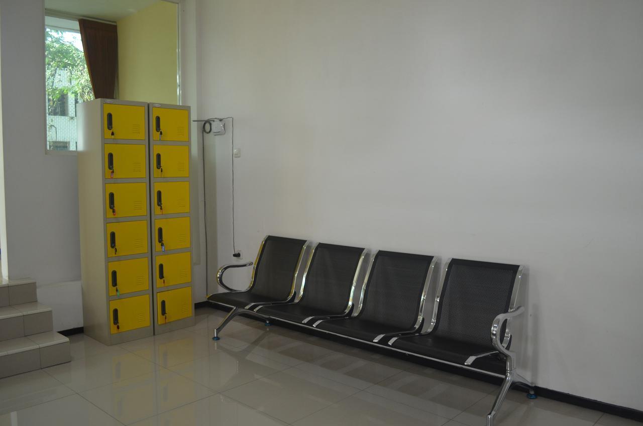 Huize Jon Hostel Malang Eksteriør billede